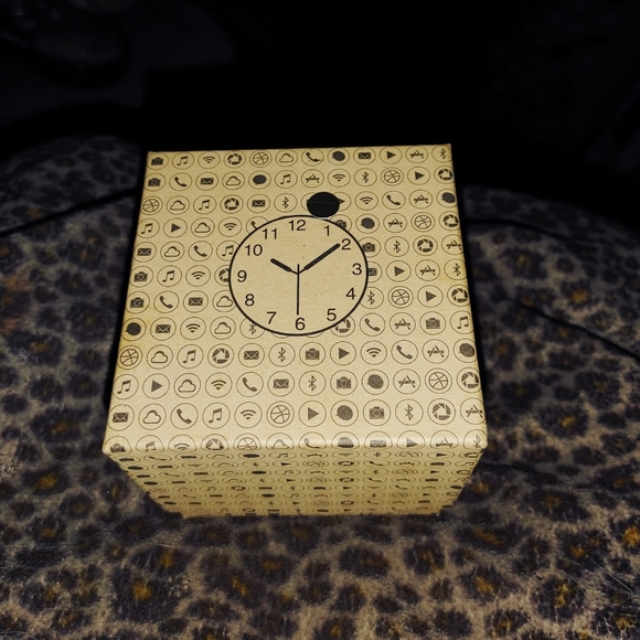 Premium Smart Watch W/ Camera And Bluetooth - Picture 4 of 5